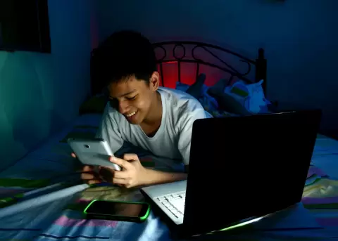 Joven navegando en internet.