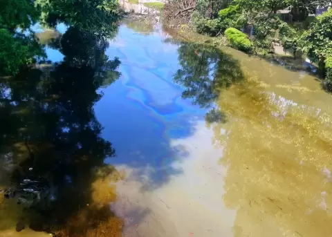 Derrame de combustible en el Estero Salado, en Guayaquil.