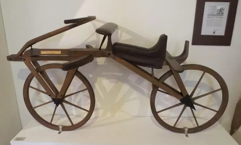 La "draisine",  es la primera bicicleta y la invent� Karl von Drais en 1817.