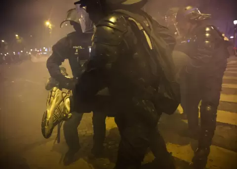 La polic�a francesa arresta a un hombre mientras se producen enfrentamientos con los aficionados del PSG que celebraban en los Campos El�seos.