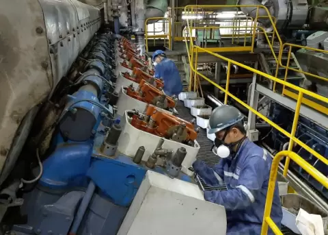 Personal de Celec durante los trabajos de mantenimiento en una termoel�ctrica, en 2020.