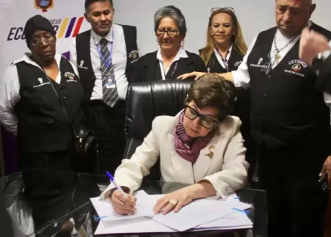 La ministra de Trabajo, Ivonne N��ez, en la firma de un contrato colectivo el 11 de abril de 2025.