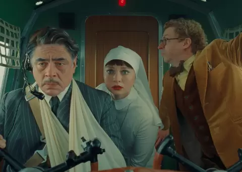 Comedia sat�rica de espionaje con elenco estelar y est�tica �nica.