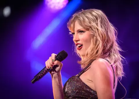 En Spotify, las reproducciones de estos discos se dispararon: Speak Now registr� un aumento del 430% y su �lbum debut, Taylor Swift, creci� un 220%.