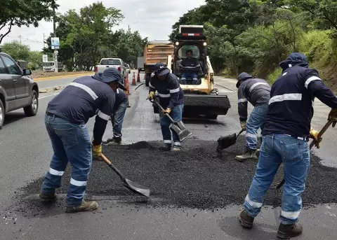 Municipio de Quito reporta retrasos en obras viales por escasez de asfalto