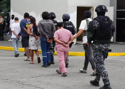 La Polic�a custodia a los cinco sospechosos del crimen perpetrado en contra de los comerciantes de Guayaquil.