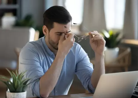 El uso prolongado de pantallas y la exposici�n a ambientes secos son factores clave en el aumento de casos de ojo seco, incluso en ni�os.