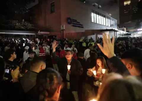 Cientos de personas se reunieron para pedir por la salud de Miguel Uribe, precandidato presidencial colombiano, v�ctima de atentado.