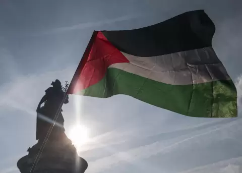 Bandera palestina durante una protesta en Paris tras la interceptaci�n de la Flotilla de la Libertad el 9 de junio de 2025.