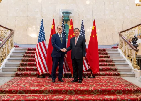 El secretario del Tesoro de EEUU, Scott Bessent, y el viceprimer ministro chino, He Lifeng.