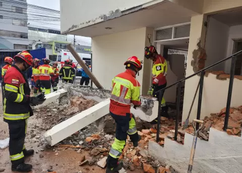 Un muerto y dos heridos fue el resultado del colapso de una columna en el norte de Quito.