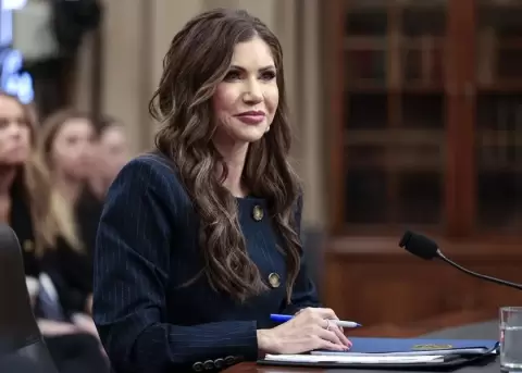 La secretaria de Seguridad de EE.UU. acusa a la presidenta de M�xico de alentar las protestas en Los �ngeles