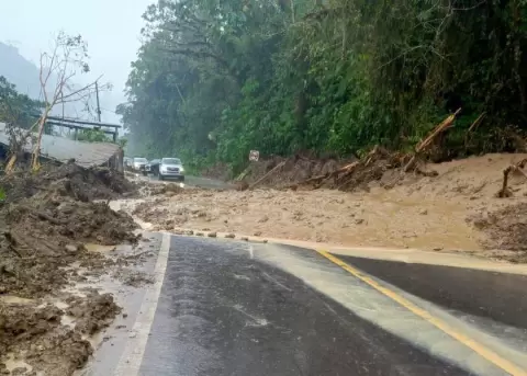 Deslizamiento de tierra bloquea la v�a El Chaco-Lago Agrio
