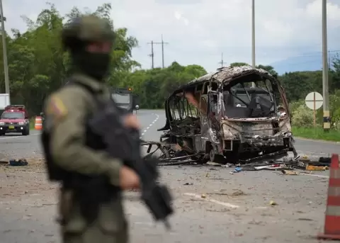 Al menos ocho personas murieron este martes en una ofensiva violenta en el suroeste de Colombia.