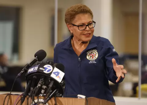 La alcaldesa de Los �ngeles, Karen Bass, durante una conferencia de prensa, en el Centro de Operaciones de Emergencia de la Ciudad de Los �ngeles.
