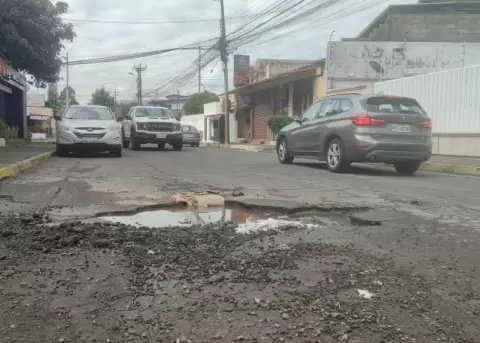 Veh�culos esquivan baches en Conocoto.