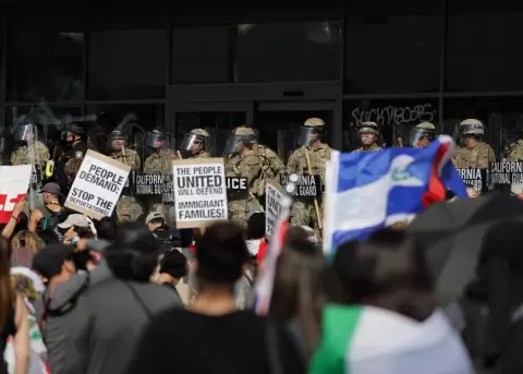 La Guardia Nacional de California protege el edificio federal durante las protestas provocadas por las redadas de inmigraci�n en Los �ngeles.