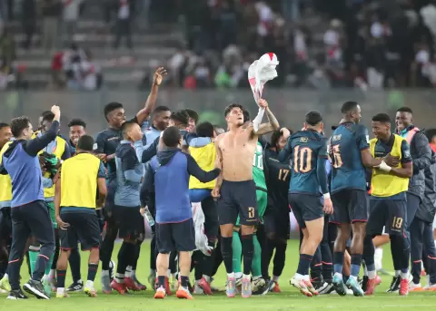 Jugadores de la selecci�n de Ecuador celebran su clasificaci�n anticipada al Mundial de 2026, tras igualar sin goles con Per�.