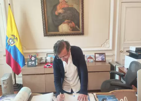 Petro firma decreto para consulta popular y lo remite a la Corte Constitucional