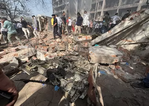 Los bomberos trabajan en el lugar del accidente de avi�n en la India.