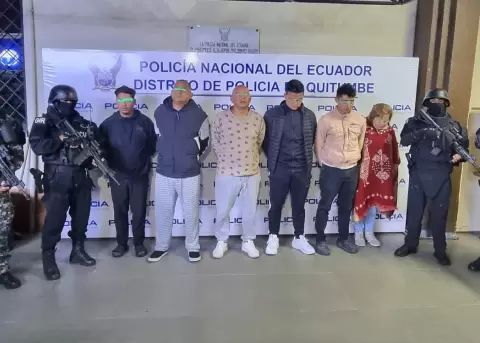 Seis personas fueron detenidas por producir y distribuir alcohol adulterado en Quito.