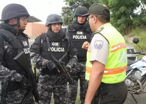 Frente a la reciente ola de asesinatos y hechos violentos en Guayaquil, el Gobierno despleg� 500 polic�as y militares.