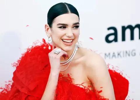 Dua Lipa: "S�, estamos comprometidos. Es muy emocionante".