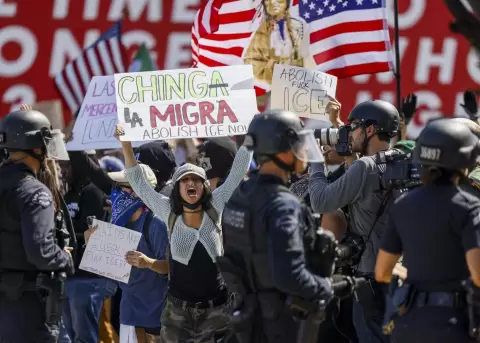 Decenas de activistas fueron captados este domingo, 8 de junio, al protestar en contra de las redadas de inmigraci�n, en Los �ngeles, EE.UU.