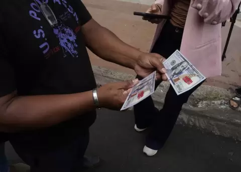 helic�ptero militar lanza panfletos en forma de billetes sobre dur�n con mensajes del plan de recompensas.