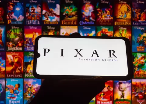 "Gatto" traslada a la audiencia a Venecia donde un gato negro llamado Nero, con una vida amenazada por las supersticiones.