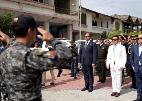 El presidente Daniel Noboa en el Malec�n de Puerto Bol�var, en Machala, durante la entrega de 37 patrulleros, el pasado 23 de abril de 2025.