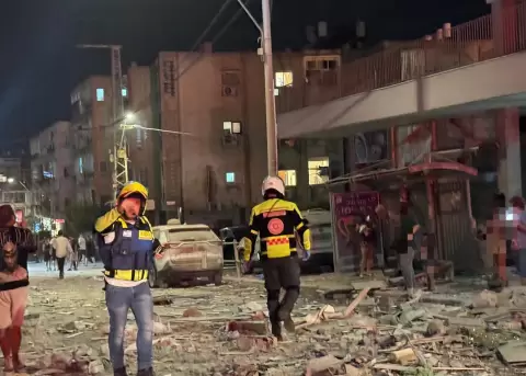 Equipos de emergencia trabajan en el �rea donde un proyectil iran� impact� provocando el derrumbe de un edificio  en el Sur de Tel Aviv, Israel.