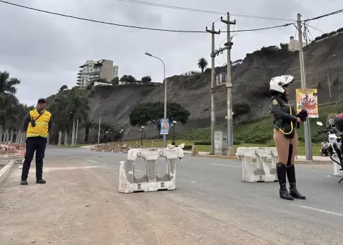 Equipos de seguridad cierran la avenida Costa Verde por derrumbes en el acantilado, producto del sismo ocurrido este domingo, en Lima (Per�).