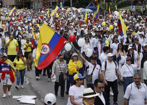Personas se manifiestan durante la "Marcha del silencio" este domingo, en Bogot� (Colombia).