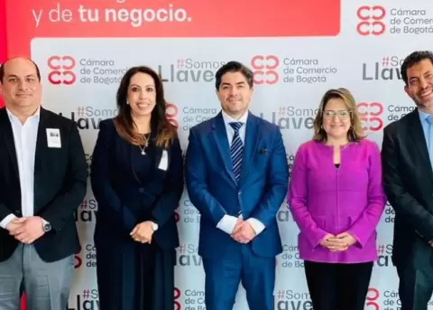 El viceministro de la Producci�n e Industrias de Ecuador, Andr�s Andr�s Robalino (centro), durante el cumplimiento de su agenda en Colombia.