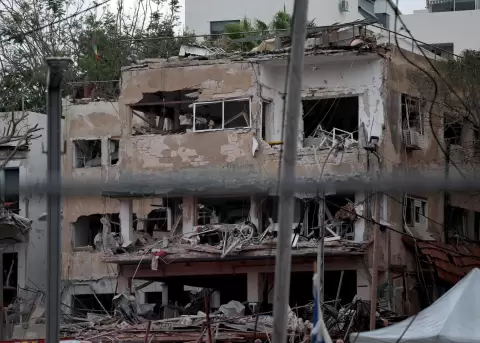 Vista de edificios destruidos alcanzados por misiles bal�sticos iran�es en Tel Aviv, Israel, 16 de junio de 2025.
