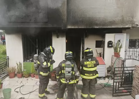 Dos personas afectadas tras incendio en vivienda del sur de Quito