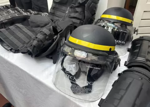 Polic�a recibe equipos de seguridad de la Embajada de Francia para combatir el crimen