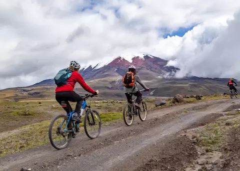 Ciclistas en el Parque Nacional Cotopaxi.