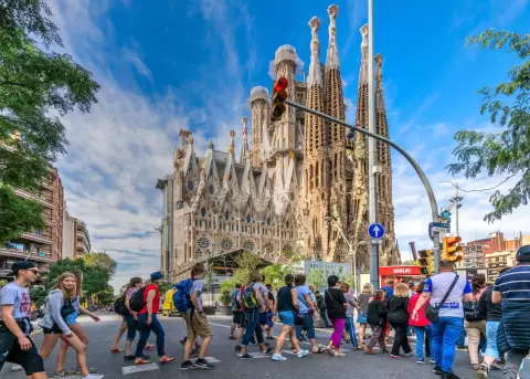 Vecinos enardecidos reclaman freno al turismo que los expulsa.