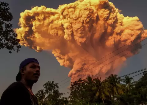 Indonesia eleva al m�ximo la alerta por el volc�n Lewotobi Laki-Laki.