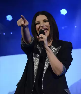 Laura Pausini interrumpe su show para reclamar a los asistentes de su concierto.