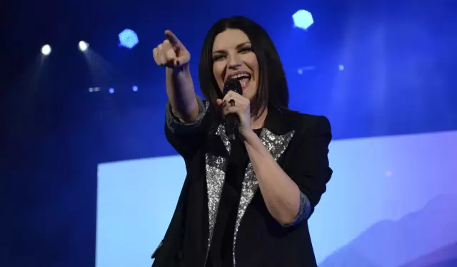 Laura Pausini interrumpe su show para reclamar a los asistentes de su concierto.