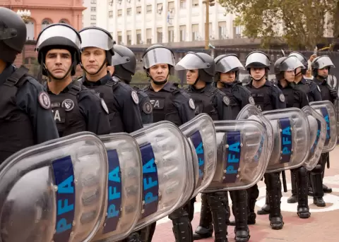 Milei habilita a la Polic�a argentina a realizar requisas y detenciones sin orden judicial