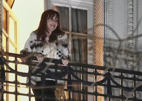 La expresidenta de Argentina Cristina Fern�ndez (2007-2015) saluda a militantes kirchneristas antes de recibir la prisi�n domiciliaria.