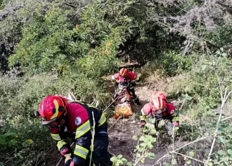 La v�ctima fue extra�da con equipos especializados y trasladada a una casa de salud para su atenci�n m�dica.