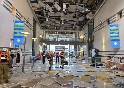Destrozos causados en un hospital localizado en la regi�n de Beersheva, sur de Israel, tras sufrir este jueves un impacto directo de un misil.