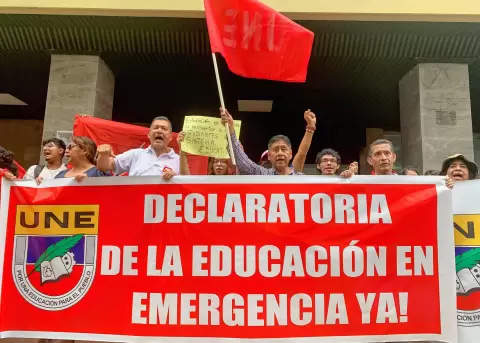 Un grupo de profesores protesta frente a la sede de la Defensor�a del Pueblo, por las presuntas extorsiones proferidas por bandas criminales.