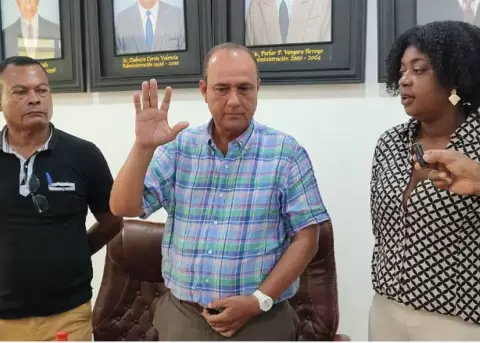 El alcalde de San Lorenzo, Gustavo Samaniego (centro), en la sesi�n ordinaria n�mero 28 del Concejo Cantonal.