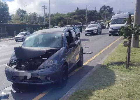 Choque m�ltiple en la Ruta Viva, en Quito, este 19 de mayo de 2025.